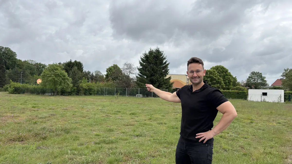 Investor Kevin Muschinski setzt in Ruhland das Projekt "Ärztehaus" um. In seinem Rücken das Baugrundstück, auf dem die Immobilie für künftige medizinische Praxen entstehen soll.