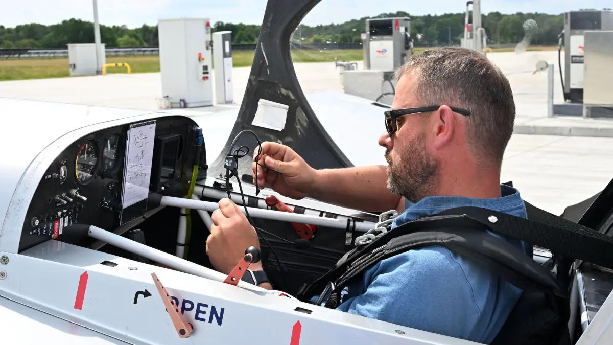 Neuhausen Kunstflieger Training: Auf dem Verkehrslandeplatz Cottbus-Neuhausen trainierten Kunstflieger für den Start bei den Deutschen Meisterschaften im Motorkunstflug.
Mit einer Kunstflugmaschine Zivko Edge 540 trainerte Kunstflieger Benjamin Knoll aus Nürnberg in Neuhausen.