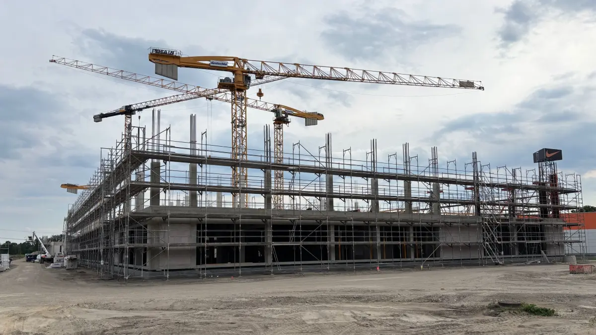 Impression aus den ersten Junitagen 2026 von der Großbaustelle des Leistungszentrums Lausitz. Derzeit befindet sich das Gebäude im Rohbau. Das Richtfest wird für den November 2026 angestrebt.