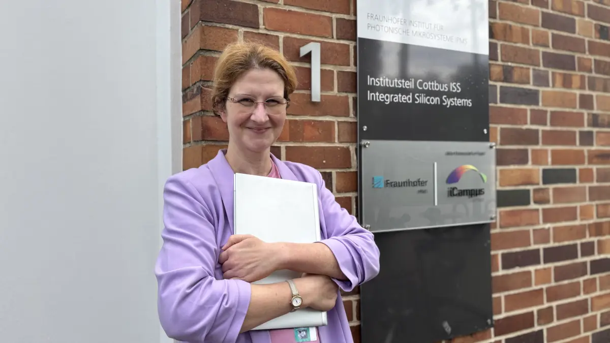 Christine Ruffert ist Professorin an der BTU und forscht im Bereich Mikrosystemtechnik. Ihre Besonderheit: Sie ist nur per E-Mail und Festnetz erreichbar. Sie besitzt weder für die Arbeit noch privat ein Handy. Wie kommt sie damit klar?