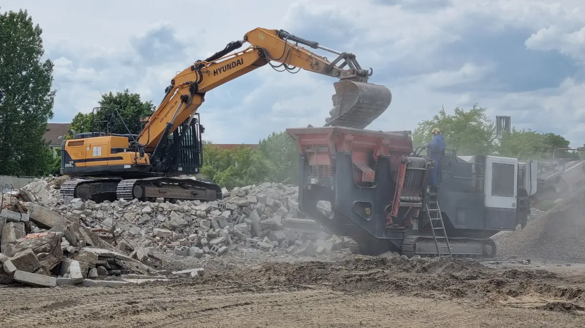 Gegenüber dem Festgelände am Bahnhof werden in der Güterbahnhofstraße in Lübbenau aktuell mehr als 300 Garagen abgerissen. Für viele Festbesucher, gerade auch Kinder, wird die Baustelle zur Schaustelle.