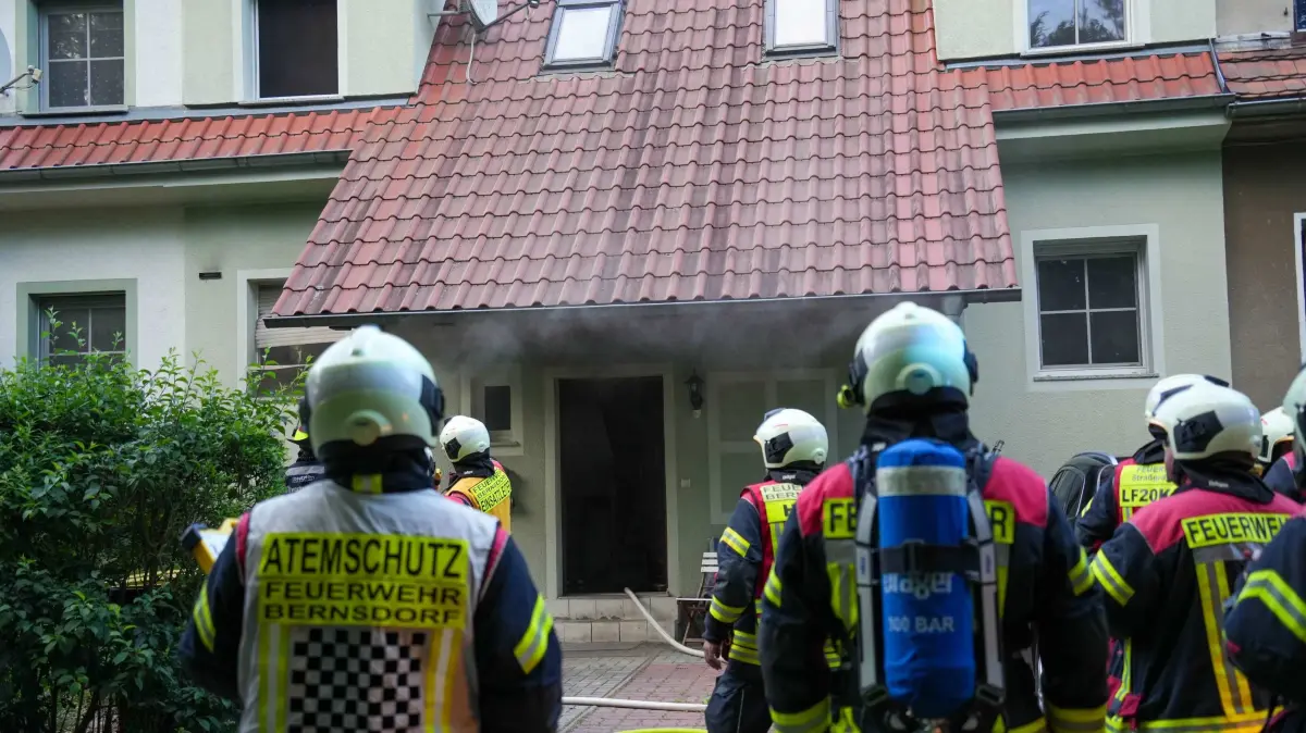 Die Feuerwehren aus Bernsdorf, Wiednitz, Straßgräbchen und Zeißholz sowie die Berufsfeuerwehr Hoyerswerda waren bei einem Brand in der Rosa-Luxemburg-Straße in Wiednitz im Einsatz.