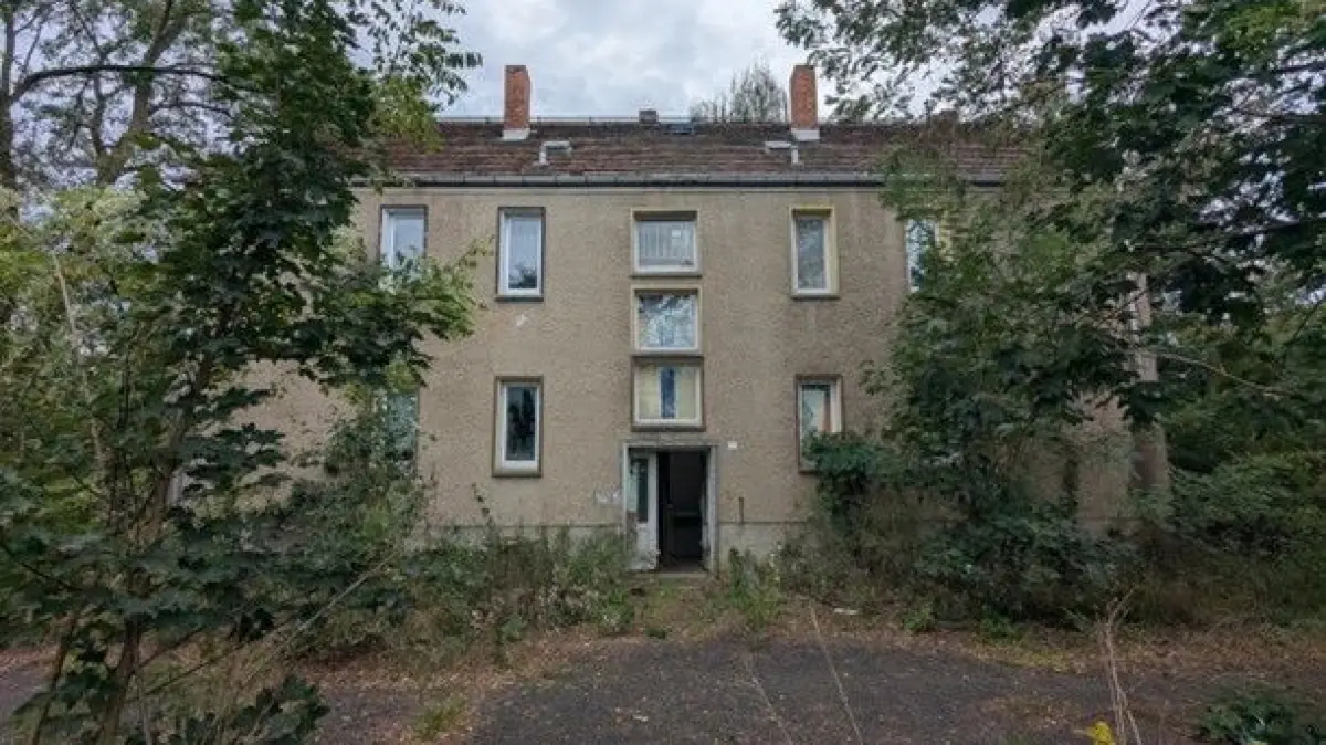 Dieses Mehrfamilienhaus wird von der Gemeinde Rietzneuendorf-Staakow zum Verkauf angeboten. Diese Informationen sind für einen Käufer entscheidend.