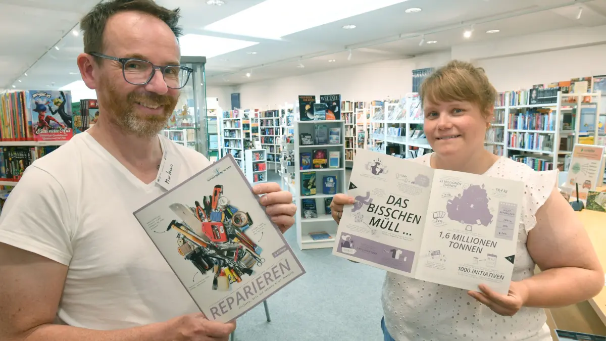Elsterwerda bekommt ein Reparatur- Café – Erste offizielle Veranstaltung am 23. Juni 2026 von 16.00 bis 19.00 Uhr in der Stadtbibliothek: Elsterwerda bekommt ein Reparatur- Café – Erste offizielle Veranstaltung am 23. Juni 2026 von 16.00 bis 19.00 Uhr in der Stadtbibliothek
- v.l. Organisator des Reparatur- Cafés ist der aus Österreich stammende Markus Wegner aus Herzberg. Die Idee ist durch Bibliotheksmitarbeiterin Christiane Müller nun auch in Elsterwerda gelandet