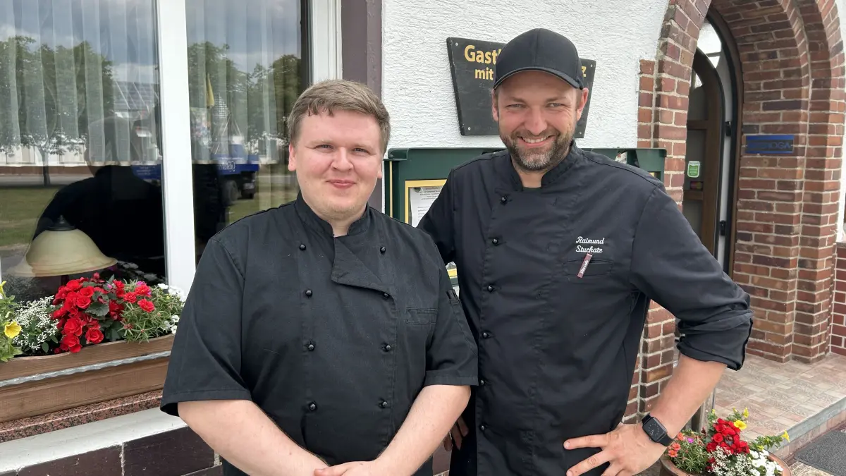 Kreta statt Dollenchen. Azubi Andreas (l.) lernte bei seinem Praktikum im Restaurant Thigaterra einen ganz anderen Küchenalltag kennen. Und trotzdem zieht er Vergleiche zum Gasthaus Stuckatz und der Philosophie seines Chefs Raimund Stuckatz.