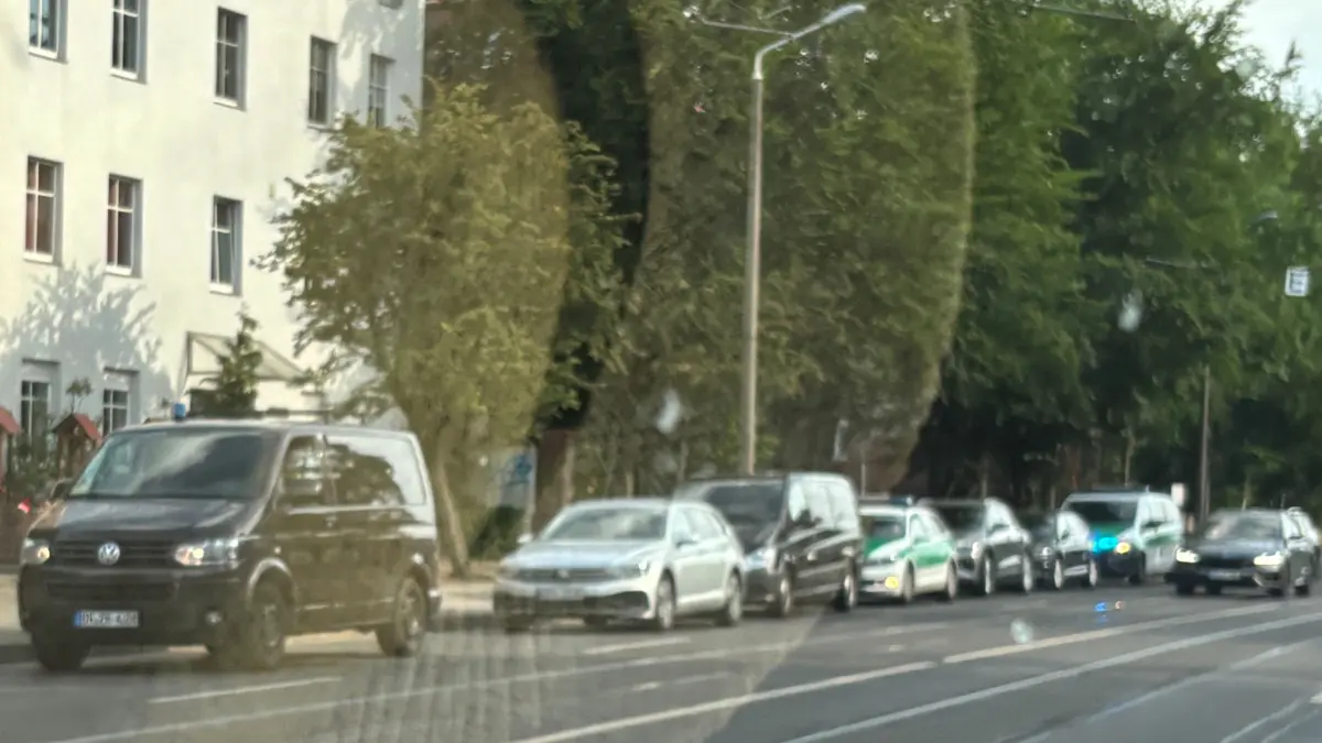 Fahrzeuge des Zoll und der Bundespolizei stehen in der Thiemstraße in Cottbus. Nach Auskunft des Hauptzollamtes Frankfurt (Oder) geht es bei den Durchsuchungen um den Verdacht des Menschenhandels, der Steuerhinterziehung, der Schwarzarbeit und weiterer Delikte.