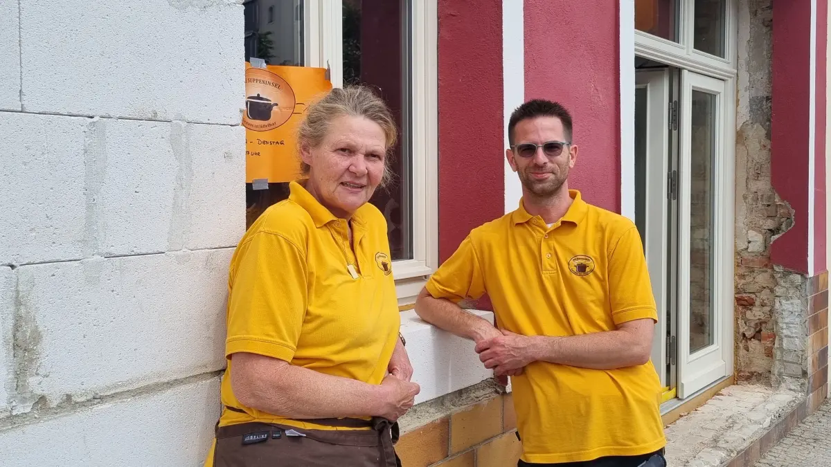 Doreen Neugärtner und Paul Schulz vor der neuen Suppeninsel in der Altstadt von Lübbenau. Früher befand sich in dem Altstadthaus die Kneipe Heuschober.