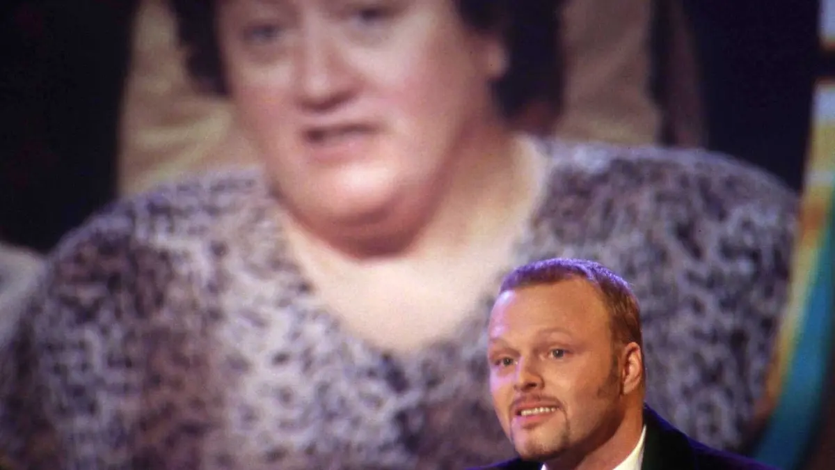 Das undatierte Archivbild zeigt Stefan Raab, während er den Song "Maschendrahtzaun" singt.