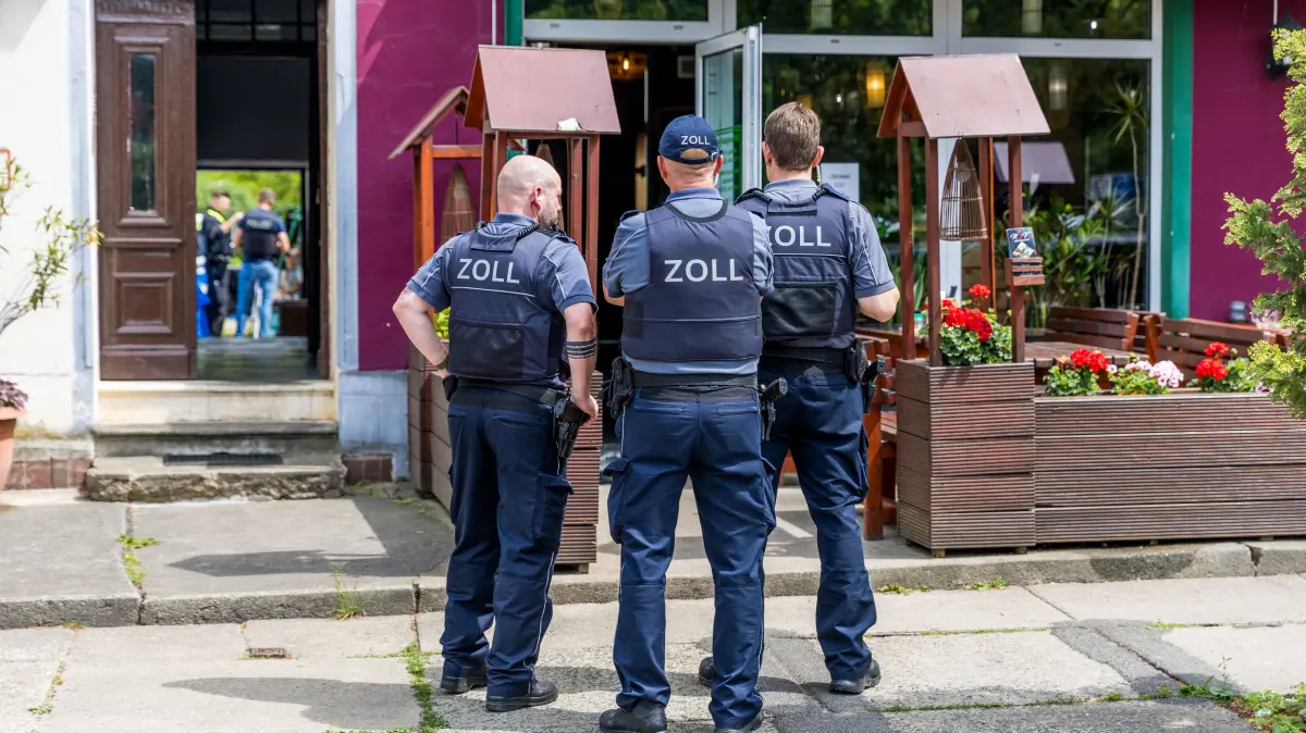 Razzia in Cottbus: Zoll-Beamte vor dem NV-Asiaten in der Thiemstraße