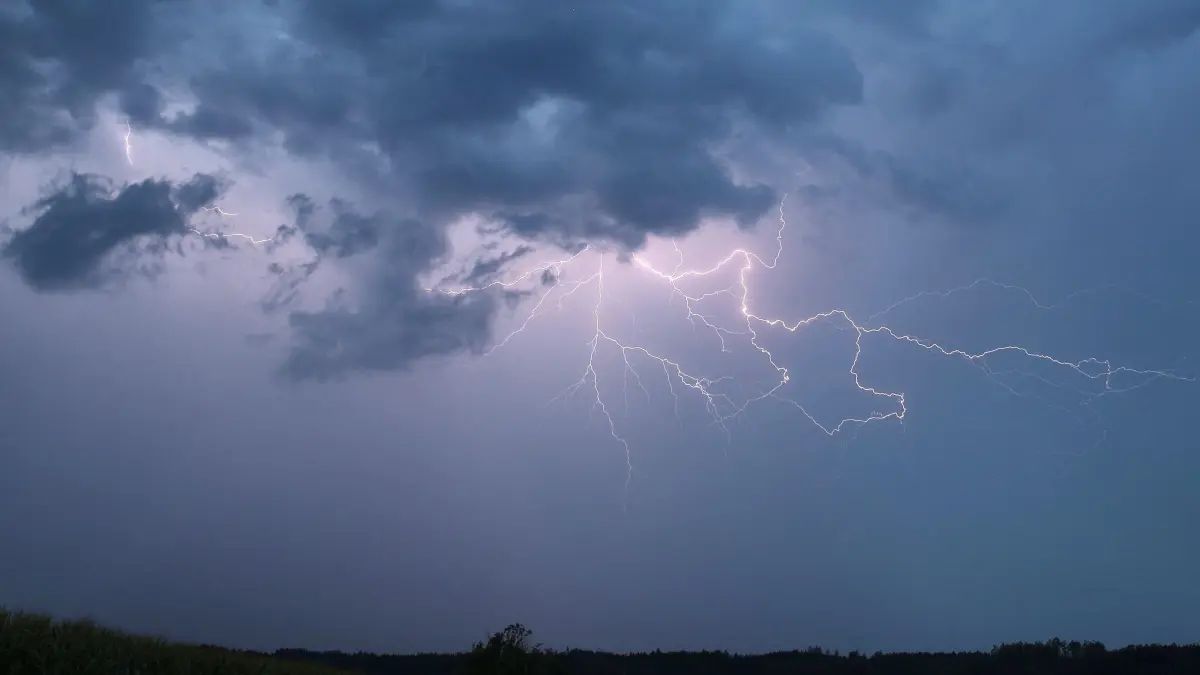 Gewitter - Symbolbild: ARCHIV - 31.07.2024, Bayern, Illertissen: Ein Blitz zuckt bei einem Sommergewitter am abendlichen Himmel. (zu dpa: «Regen und Gewitter trüben Fronleichnam in Bayern») Foto: Alexander Wolf/onw-images/dpa +++ dpa-Bildfunk +++