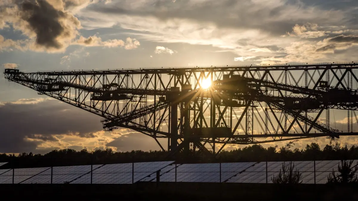 Sonnenuntergang an der Förderbrücke F60: 03.06.2026, Brandenburg, Lichterfeld: Die Sonne geht hinter der Abraumförderbrücke F60 im Besucherbergwerk Lichterfeld unter.
Die F60 gilt mit ihren mehr als 500 Metern Länge als größte bewegliche Arbeitsmaschine der Welt. Fünf Geräte wurden in der DDR gebaut, davon sind drei in Betrieb. Die Förderbrücke im Tagebau Jänschwalde wurde im Februar diesen Jahres gesprengt. Foto: Frank Hammerschmidt/dpa +++ dpa-Bildfunk +++