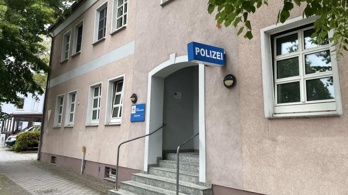 Polizeiwache in Seelow. Dort hat sich die Mutter der beiden vermissten Kinder mit ihrem Anwalt gemeldet.