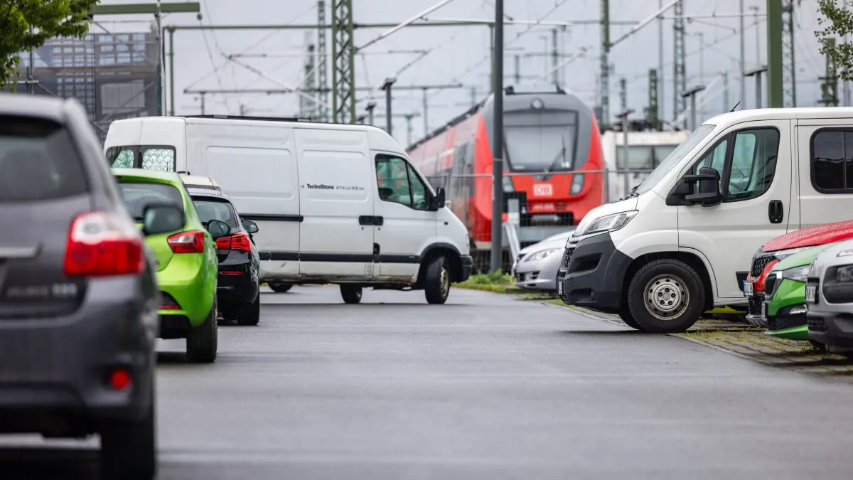 Parken am Bahnhof: Fahrzeuge parken auf dem Parkplatz Cottbus Hauptbahnhof an der Vetschauer Straße.