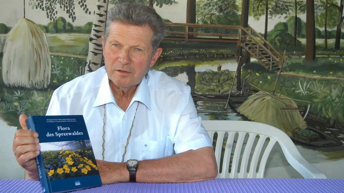 Diese Aufnahme vom Juni 2011 zeigt Helmut Jentsch auf seiner heimischen Terrasse in Zinnitz (Ortsteil von Calau). Damals erschien das Buch Flora des Spreewaldes, für das er einen Beitrag beigesteuert hatte.