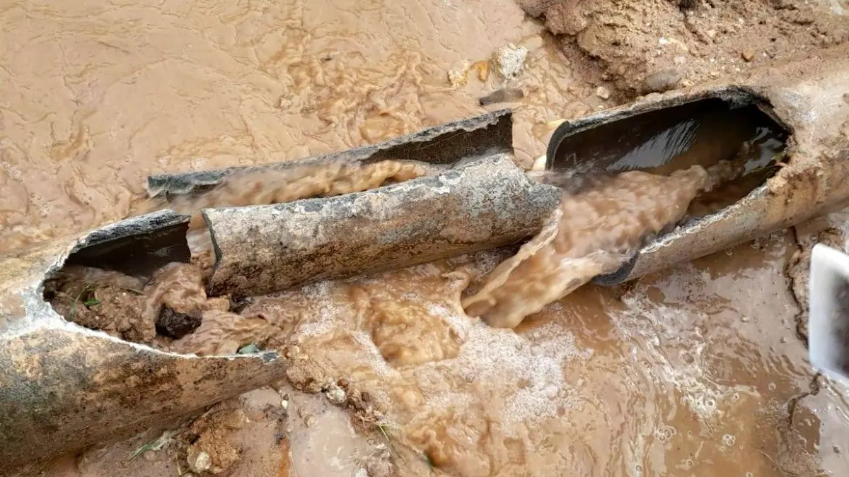 So sieht die neue Bruchstelle der Trinkwasserhauptleitung vom Wasserwerk Merzdorf nach Wainsdorf aus.