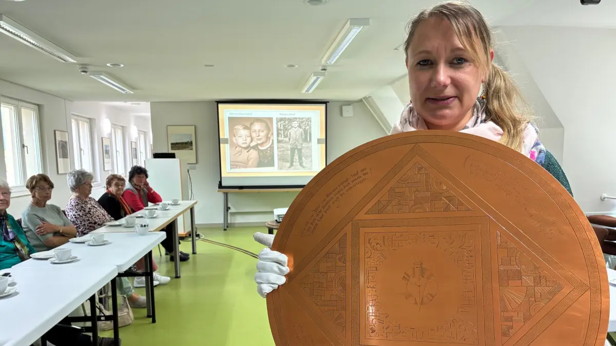 Sammlungsmanagerin Andrea Prittmann zeigt das Meisterstück von Wilhelm Schuft