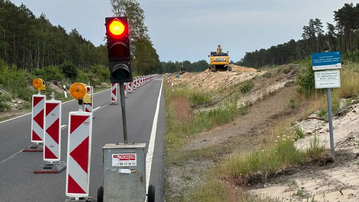 Ein gewohntes Bild: Obwohl die gesperrte Straßenseite vom Prinzip her kaum für die Arbeiten am Elsterdeich benötigt wird, blockieren Baken und die Ampel die Trasse, hier von Geierswalde in Richtung Bergen. Besonders nervend sind die sehr langen Rot-Zeiten der Ampeln.