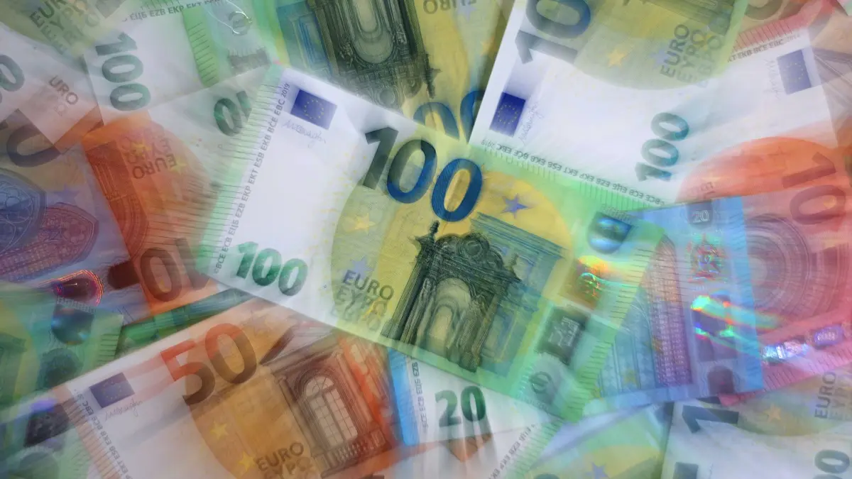 Gesundheitskosten von Beamten: ARCHIV - 15.05.2024, Bayern, Kaufbeuren: ILLUSTRATION Verschiedene Euro-Banknoten liegen auf einem Tisch (Zoomeffekt). (zu dpa: «Die meisten Beamten bleiben bei privater Krankenversicherung») Foto: Karl-Josef Hildenbrand/dpa +++ dpa-Bildfunk +++