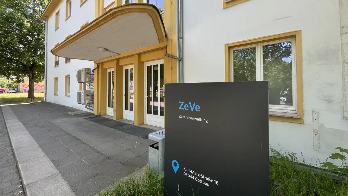 Das Gebäude der Zentralverwaltung der BTU Cottbus-Senftenberg in der Karl-Marx-Straße 16 in Cottbus darf seit einigen Wochen nicht betreten werden.