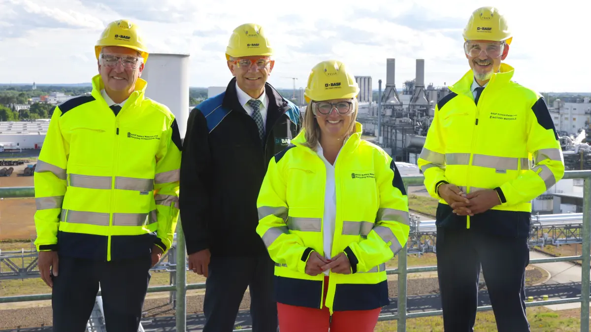 Gruppenfoto bei der BASF im Industriepark Lausitz in Schwarzheide: Staatssekretär Hendrik Fischer (v.l.), BASF-Geschäftsführer Jürgen Fuchs, Wirtschaftsministerin Martina Klement und der Geschäftsführer der Brandenburger Wirtschaftsförderung Steffen Kammradt.