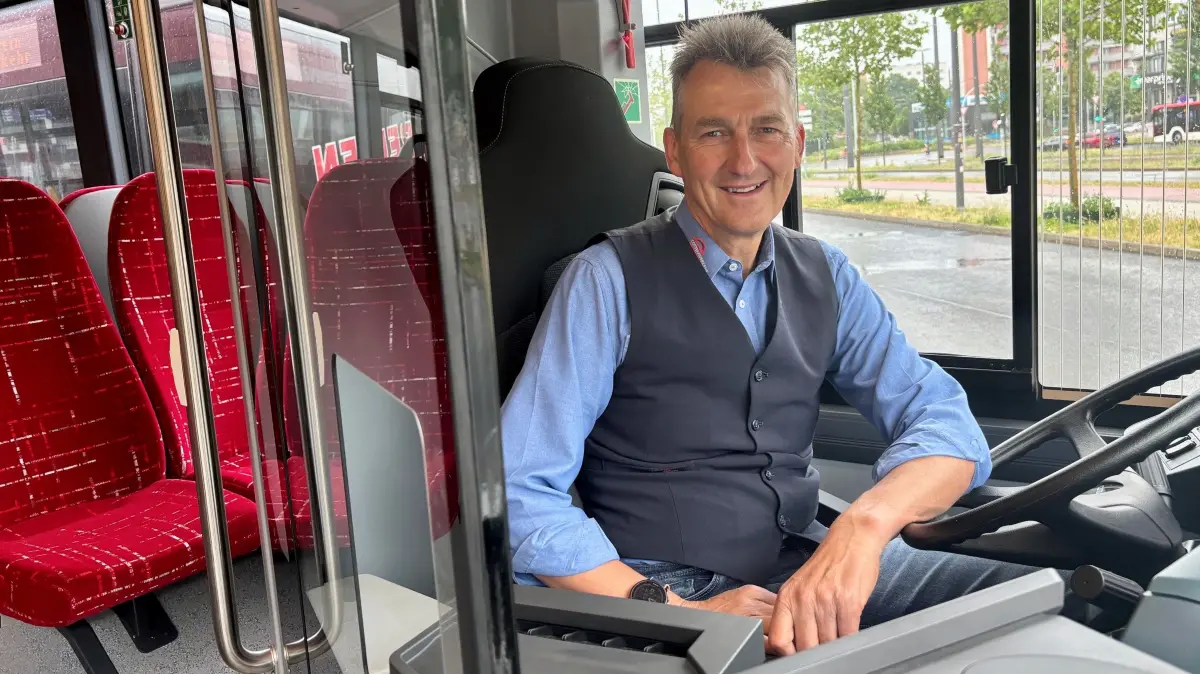 Thomas Bristrosch lenkt einen der elf neuen Wasserstoffbusse durch Cottbus. Bisher läuft der Probebetrieb bei Cottbusverkehr.