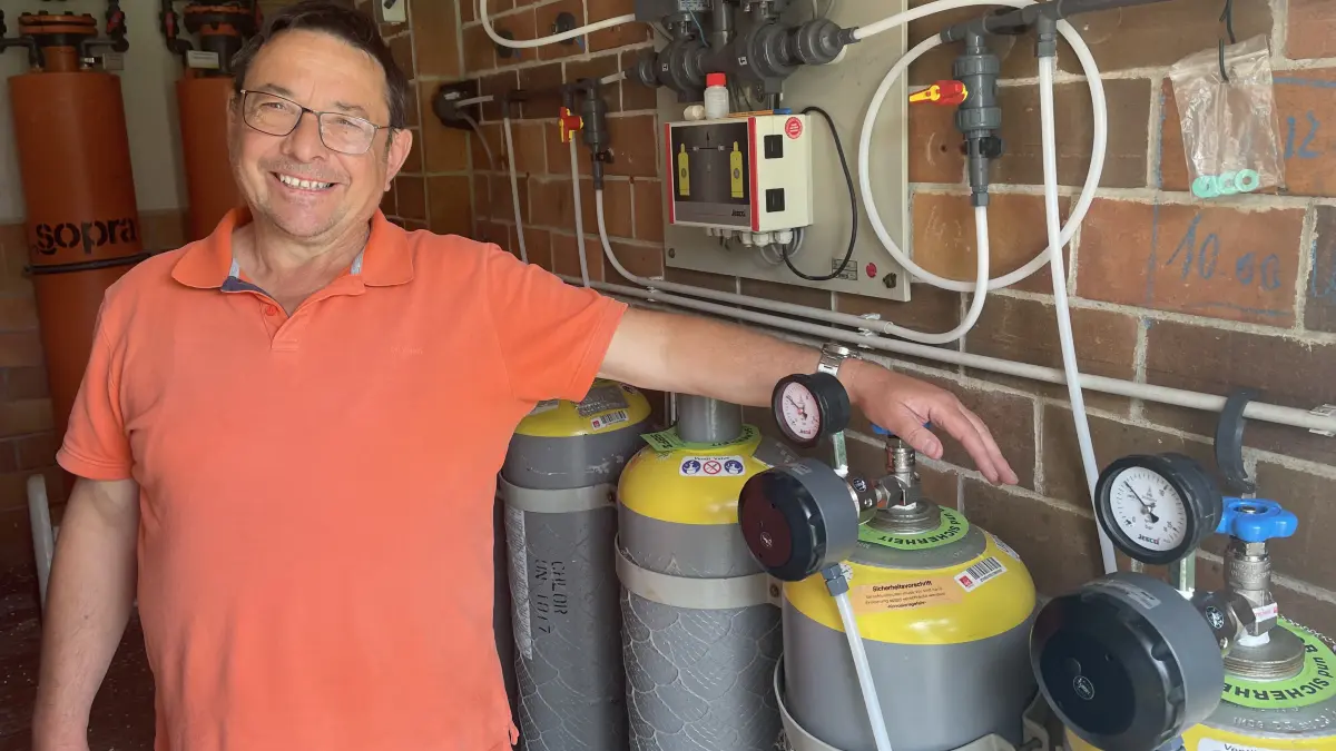 Holger Gantke ist stolz auf die neue Chlorgasanlage im Erlebnisbad Tröbitz. Damit ist der Sanierungsstau im Bad aber noch lange nicht abgearbeitet.