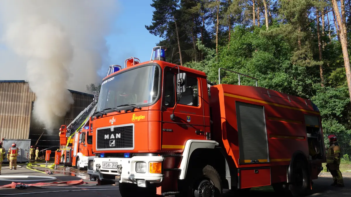 In einer Lagerhalle hat es bei der Entsorgungsfirma NEG in Weißwasser gebrannt. Für die Feuerwehren der Region war es im Mai 2026 bereits der zweite Großeinsatz nach dem Brand im Restaurant Mahuja.