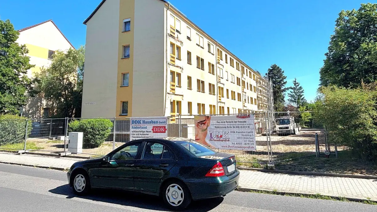 Dieser Wohnblock in der Straße des Aufbaus in Elsterwerda-West erhält Terrassen und Balkone.