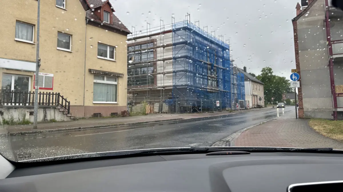 Am neuen Ortszentrum von Krauschwitz geht es voran, und das ganz unabhängig davon, ob es regnet oder die Sonne scheint. Jetzt steht auch fest, welchen Namen der Neubau erhält.