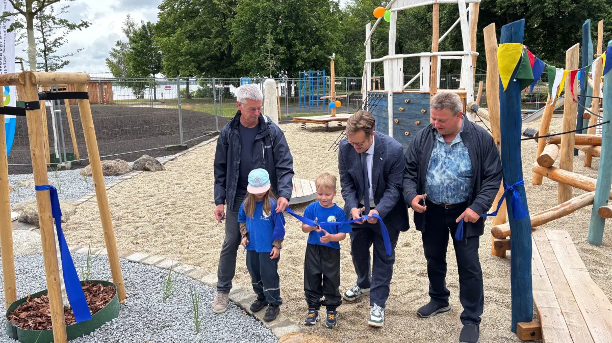 Symbolischer Banddurchschnitt für den neuen Spielplatz in Niemtsch am Senftenberger See mit Detlev Wurzler vom Zweckverband LSB (l.), Bürgermeister Andreas Pfeiffer (M.), Axel Schmidt vom Ortsbeirat sowie Laura und Jannis von der Kita Naseweis aus Brieske.