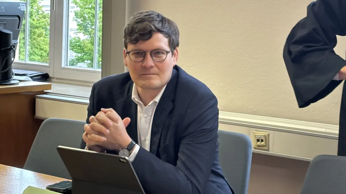 Sächs.Kultusminister Christian Clemens auf der Anklagebank im Amtsgericht Weißwasser. Verhandlungstag 1 zum Vorwurf Kennzeichenmissbrauch und verbotenes Autorennen