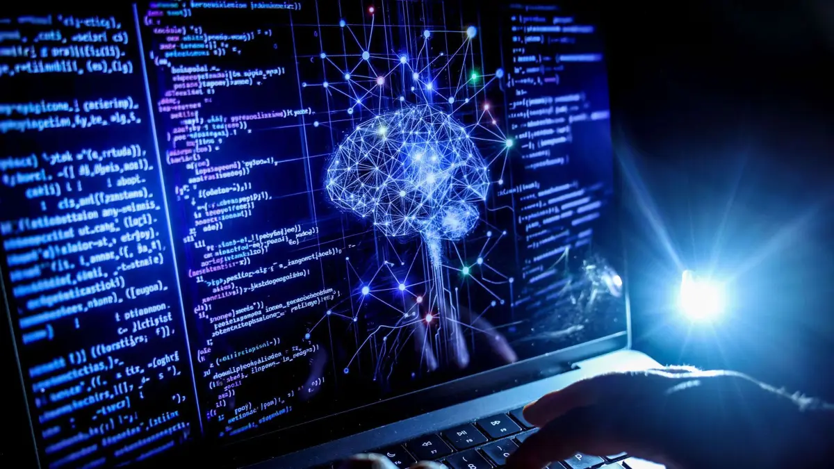 ILLUSTRATION - 17.05.2024, Nordrhein-Westfalen, Köln: Eine Person arbeitet am Rechner, auf dessen Bildschirm ein durch Künstliche Intelligenz generiertes Illustrationsbild mit Code verschiedener Programmiersprachen und einem neuronalen Netzwerk-Diagramm zu sehen ist. (zu dpa: «Welche Inhalte in Artikeln möglich sind») Foto: Oliver Berg/dpa +++ dpa-Bildfunk +++