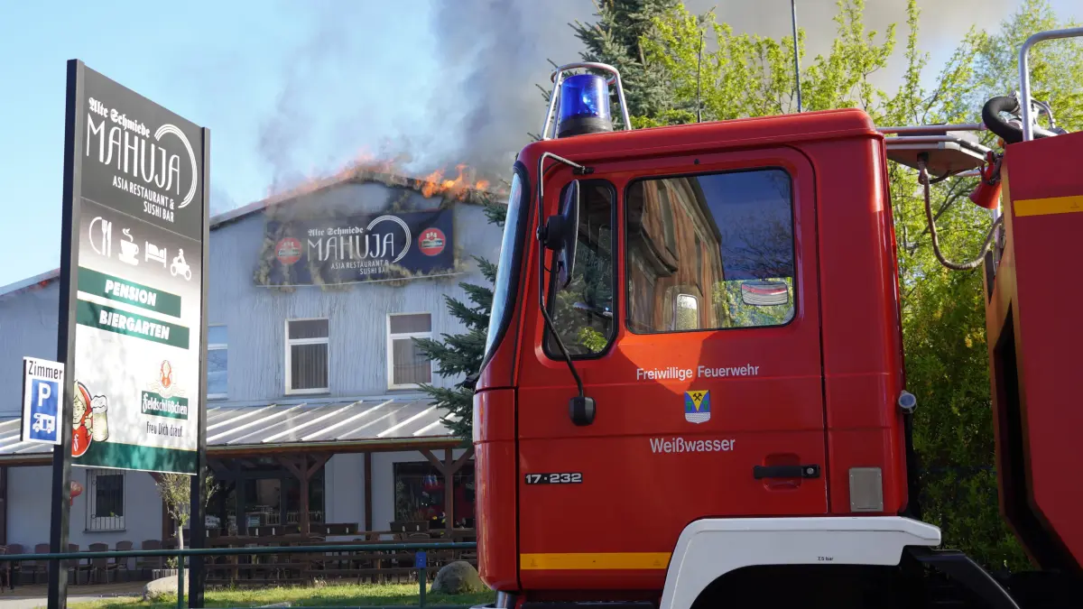 Der Großbrand beim Restaurant Mahuja in Weißwasser hat die Rettungskräfte stundenlang stark gefordert. Leider haben sie dort auch Gaffer in Atem gehalten.
