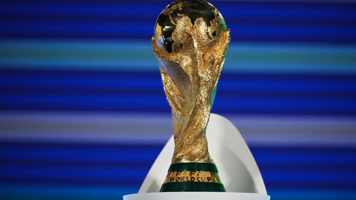 Fußball-WM-Pokal: ARCHIV - 13.12.2024, Schweiz, Zürich: Fußball: WM-Qualifikation Europa, die FIFA-WM 2026 Trophäe ist vor der Auslosungszeremonie für die Fußball-Weltmeisterschaft 2026 Qualifikation zu sehen. Die Fußball-WM der Männer wird 2026 in den USA, Kanada und Mexiko ausgetragen. (zu dpa: «Fußball-WM als Kostenfalle? Wen es am härtesten trifft») Foto: Christian Charisius/dpa +++ dpa-Bildfunk +++