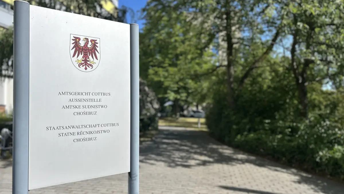 Vor dem Amtsgericht in Cottbus muss sich ein 44 Jahre alter Mann verantworten, der in einem Mehrfamilienhaus in Neu Schmellwitz mehrfach Feuer gelegt haben soll.