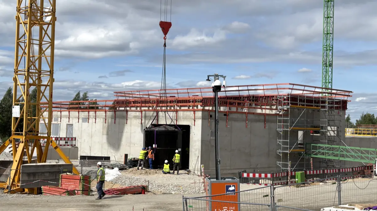 Blick auf die Baustelle der neuen Wasseraufbereitungsanlage der Leag am Stadtrand von Weißwasser. Hier wird gerade ein Säurebehälter ins Gebäude gezirkelt.