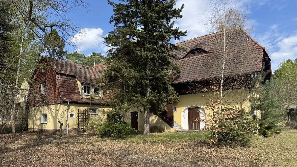 Das Jugendhaus auf dem Areal des Seehof Atterwasch bei Guben verfügt über mehrere Fachwerkelemente.