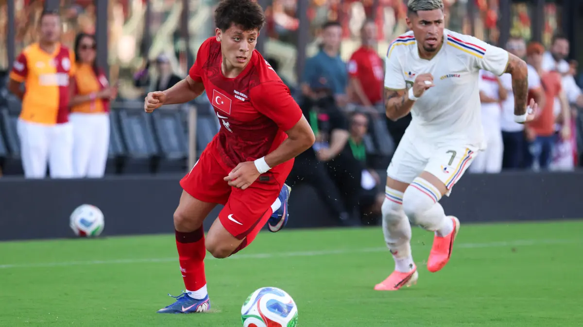 Turkey v Venezuela - International Friendly: FORT LAUDERDALE, FLORIDA - JUNE 06: Arda Güler #8 of Türkiye dribbles the ball past Gleiker Mendoza #7 of Venezuela during the first half of the international friendly match between Turkey and Venezuela at Chase Stadium on June 06, 2026 in Fort Lauderdale, Florida. Tomas Diniz Santos/Getty Images/AFP (Photo by Tomas Diniz Santos / GETTY IMAGES NORTH AMERICA / Getty Images via AFP)