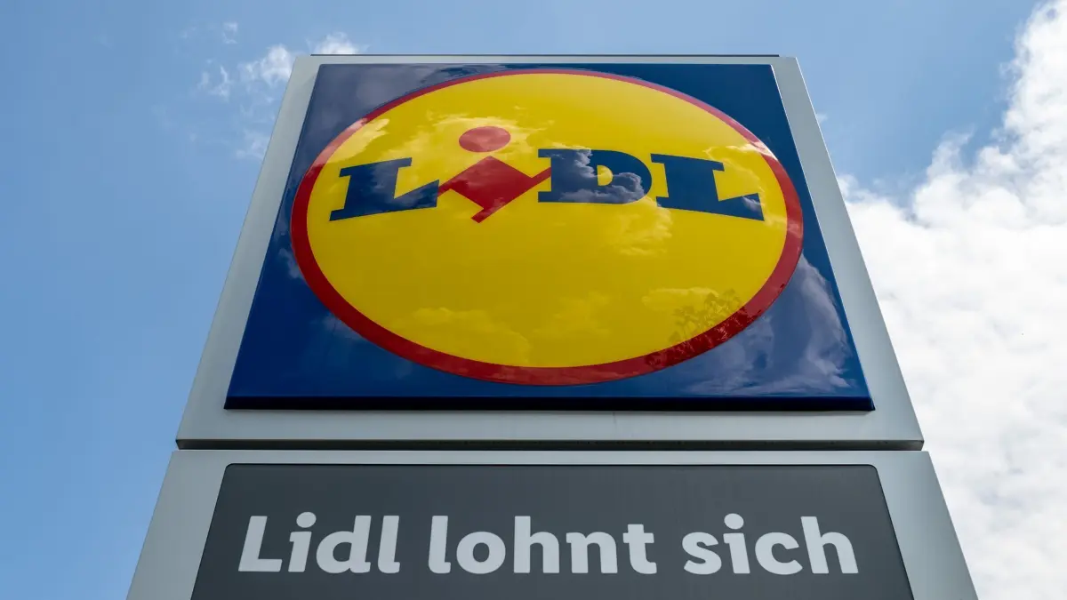 Discounter Lidl: ILLUSTRATION - 15.05.2023, Sachsen, Leipzig: Eine Stele mit dem Logo des Discounters Lidl steht vor einer Filiale in Leipzig. Der Discounter feiert jetzt seinen 50. Geburtstag. In Ludwigshafen wurde 1973 die erste Filiale eröffnet. Das war der Grundstein für ein Imperium mit heute rund 12.000 Filialen in 31 Ländern. Mit einem Umsatz von über 100 Milliarden Euro war Lidl 2021 der größte Discounter der Welt. (zu dpa: «Deutsche Flagge bei Lidl-Reederei - Heimathafen im Südwesten») Foto: Hendrik Schmidt/dpa +++ dpa-Bildfunk +++
