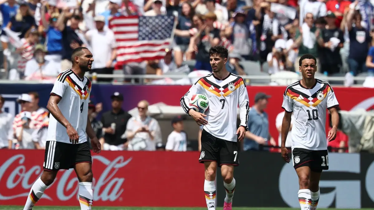 USA - Deutschland: 06.06.2026, USA, Chicago: Fußball, Männer, Nationalmannschaft, Vorbereitung auf die Fußball-WM 2026, Länderspiel, USA - Deutschland im Soldier Field, Jonathan Tah (l-r, Deutschland), Kai Havertz (Deutschland), Jamal Musiala (Deutschland) reagieren im Spiel. Foto: Christian Charisius/dpa +++ dpa-Bildfunk +++