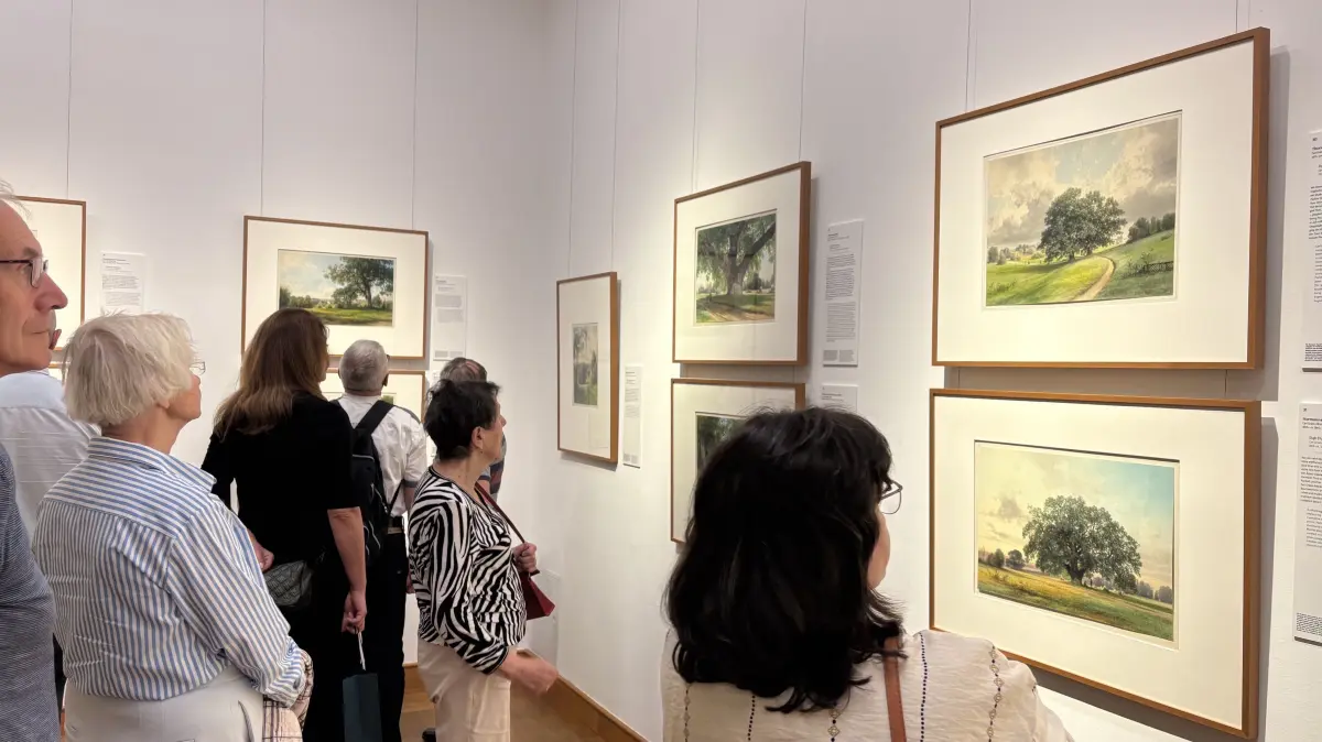 Besucher kommen in der Ausstellung von Carl Graeb im Neuen Schloss in Bad Muskau ins Schwärmen.