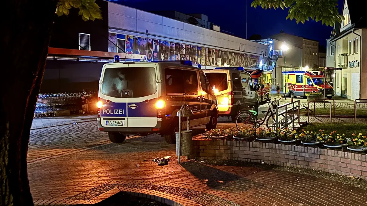 Nächtliche Auseinandersetzung in Forst: Polizei und Rettungskräfte mussten wegen einer Schlägerei mit mehreren Beteiligten ausrücken.