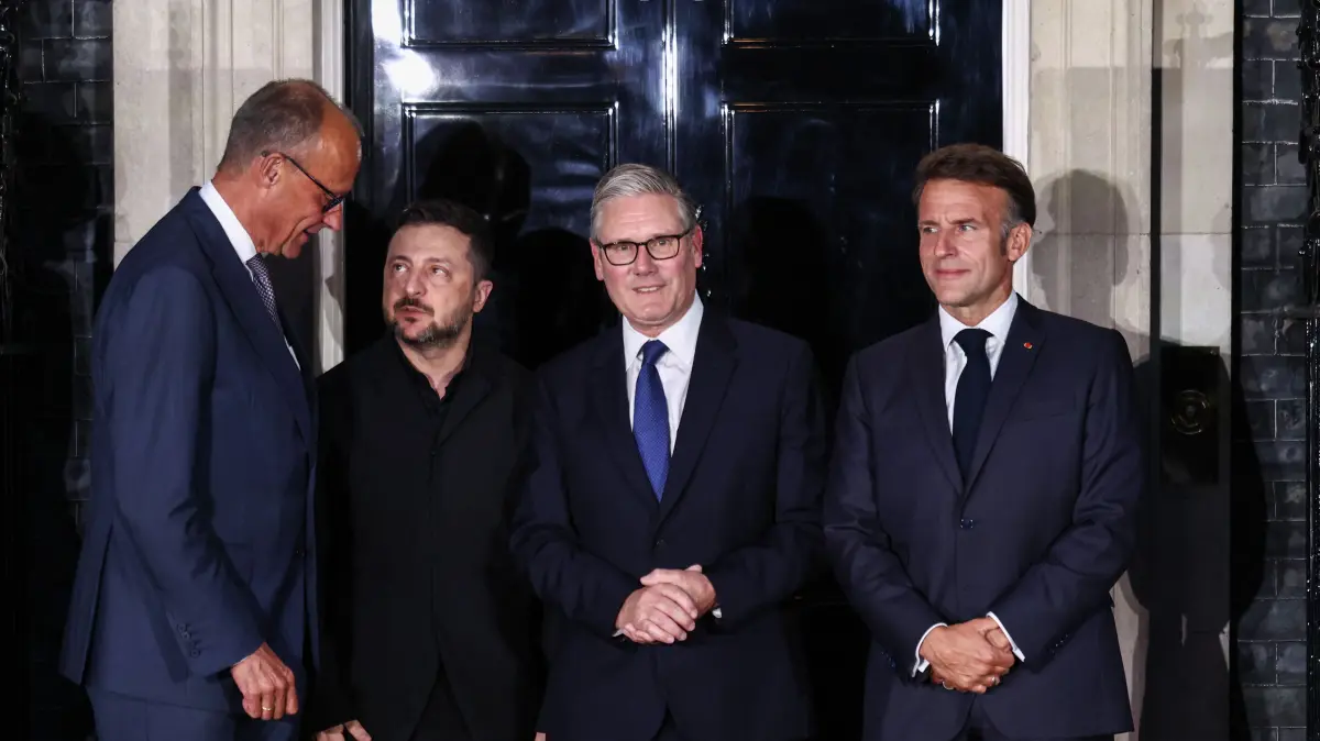 (L to R) Germany's Chancellor Friedrich Merz, Ukraine's President Volodymyr Zelensky, Britain's Prime Minister Keir Starmer and France's President Emmanuel Macron chat on the 10 Downing Street doorstep after a meeting in central London on June 7, 2026. (Photo by Henry NICHOLLS / AFP)
