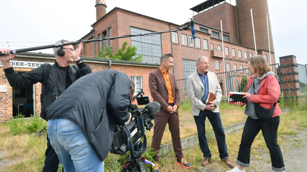 Kraftwerk Plessa landet in den Tagesthemen : Kraftwerk Plessa landet in den Tagesthemen
- v.l. Tontechniker Andreas Grodzik, Kameramann Jürgen Herzog, Amtsdirektor Göran Schrey, Bürgermeister Siegfried Nußbeck und Redakteurin Griet von Petersdorf