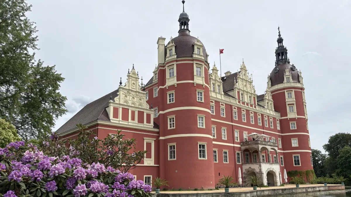 Das Neue Schloss in Bad Muskau ist im Sommer 2026 wahrlich eine Reise wert. Aquarelle von Carl Graeb werden im Muskauer Park gezeigt. Die Zeitreise wird die Besucher nicht loslassen.
