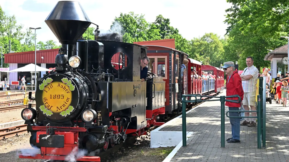Parkeisenbahnfest Sandow 2026: Mit einem großen Kinder- und Familienfest ist am Samstag auf dem Bahnhof Sandower Dreieck der Internationale Kindertag nachgefeiert worden. Neben Auftritten des Cottbuser Kindermusicals, der Academy of Music und von Sänger Alexander Knappe sowie den Mädchen und Jungen von Femella Kindertanz gab es für die Besucherinnen und Besucher mit ihren Kindern und Enkeln auch die Möglichkeit, auf dem 3,2 Kilometer langen Rundkurs zwischen dem Bahnhof Sandower Dreieck und Park & Schloss Branitz eine Fahrt mit der Cottbuser Parkeisenbahn zu unternehmen. Besonders beliebt waren auch in diesem Jahr die Fahrten mit den von der 131 Jahre alten Dampflok „Graf Arnim“ angetriebenen Zügen. Die Maskottchen Paul Frosch, das Maskottchen von Cottbusverkehr und das Sandmännchen von Antenne Brandenburg waren ebenfalls dabei, ebenso wie die Cottbuser Verkehrswacht mit einem Hindernis-Parcour und einem Überschlagsimulator.