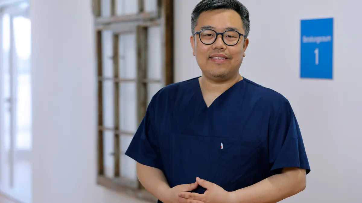 Jihoon Kim ist Facharzt für Innere Medizin und jetzt neuer Hausarzt in Senftenberg.