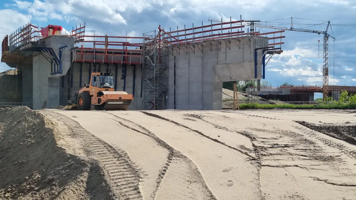 Die Straßenbrücke über die Bahnverbindung Lübbenau–Cottbus muss an Hochkreisel und Fahrbahndamm Richtung Altstadt angeschlossen werden.