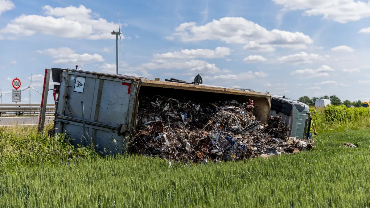 Unfall auf der A13 Richtung Dresden: Ein Lkw liegt umgekippt neben der Autobahn.