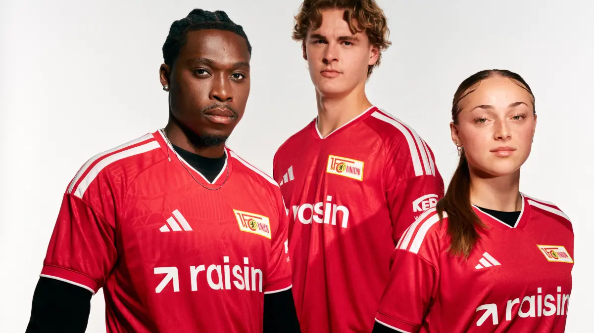 Der 1. FC Union Berlin hat sein Heim-Trikot für die Saison 2026/27 in der Fußball-Bundesliga vorgestellt. Derrick Köhn, Tom Rothe und Lia Kamber präsentieren die neue Spielkleidung von Ausrüster Adidas
